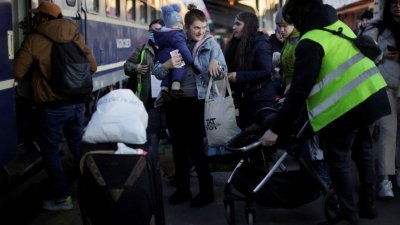 乌克兰人在俄罗斯入侵后逃离本国，部分难民当地时间周六抵达罗马尼亚布加勒斯特后，登上火车前往比利时布鲁塞尔。（图取自路透社）