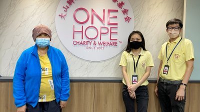 郑钰珠（左）急需6万5470令吉口服化疗药，已将筹款事项交给大山脚瑶池金母慈善基金会处理。
