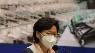香港特首林郑月娥周一上午在疫情例行记者会上回答记者问题。（图取自法新社）