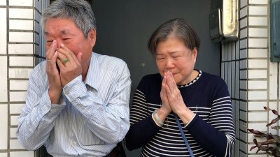 台湾失事战机的飞行员堕海获救，飞行员父母在得知儿子平安无事后，喜极而泣。（图取自中央社）