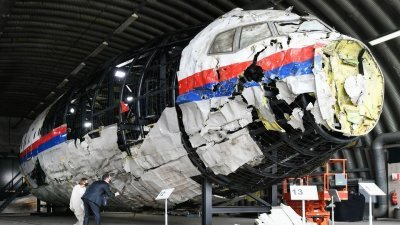 图为2014年在乌克兰被击落的马航MH17的重建工作。澳洲和荷兰正在就这场空难对俄罗斯采取法律行动。（路透社档案照）
