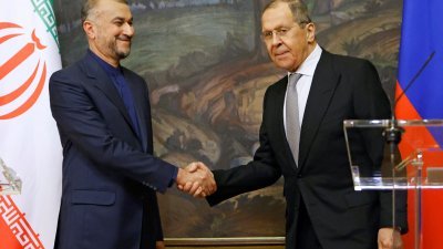 伊朗外交部长阿卜杜拉希扬（左）周二前往莫斯科，会见俄罗斯外交部长拉夫罗夫，两人一同召开联合记者会。（图取自路透社）