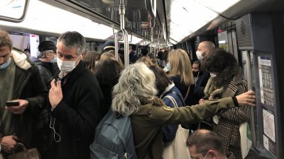 法国取消了大部分防疫管制措施，但政府仍要求在公共交通工具必须戴口罩。图为周一在拥挤的巴黎地铁上，大部分乘客仍戴著口罩。（图取自中新社）