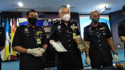 沙州肃毒主任林添发助理警察总监展示破获的毒品。