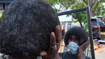 70岁二手货卖家拉惹，顶著一头头盔状的发型而受瞩目。