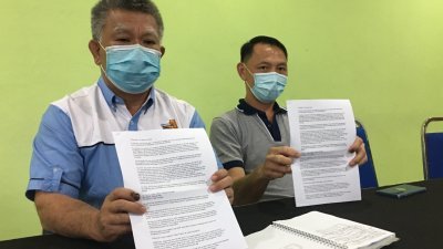 谢儒安（左）反映，从本月24日起，新加坡将不再为抵境罗里司机提供新型冠状毒病检测，他向新加坡官员求证时，对方也仅以ＷhatsApp回复，没有提供任何官方文件。右为刘培财。