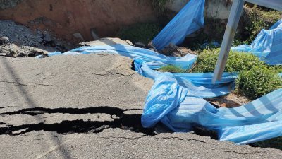 乌鲁槽甘榜沟壁和道路塌陷严重，路段目前已封锁。
