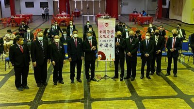 刘子健（左5起）、许廷炎与吴添泉等人于周日上午出席全国华团文化大会第39周年纪念暨第37届全国华人文化节升旗礼仪式。