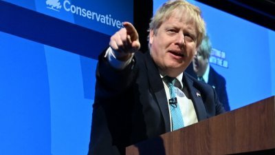 英国首相约翰逊当地时间周六，在布莱克浦举行的保守党春季会议上演说。（图取自法新社）