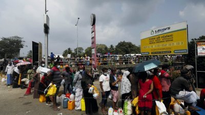 斯里兰卡科伦坡一家油站外，周五迎来了大批购买煤油的人潮。由于政府施政不善，导致该国许多必需品供应短缺。（图取自路透社）