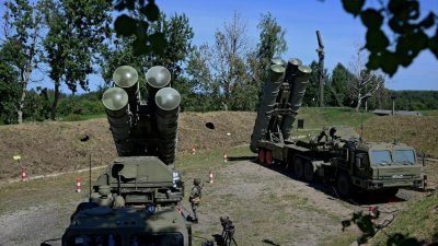 图为2020年8月，俄罗斯在加里宁格勒军事基地进行军事训练时的俄制S-400导弹防御系统。（路透社档案照）