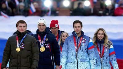 俄罗斯奥运游泳金牌雷洛夫（左二）因出席普京主持的爱国集会，而被赞助商Speedo撤销对其的赞助。（图取自网络）