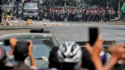 去年3月3日缅甸民众上街示威反军政府，在大道上与警方对峙。（路透社档案照）