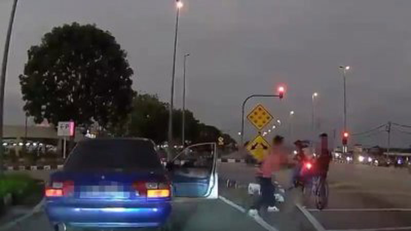 视频画面显示一名驾威拉轿车的男子，持铁棍殴击一名脚车骑士。