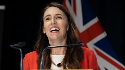 纽西兰总理阿德恩周三在国会召开记者会，宣布放宽疫苗规定。（图取自法新社）