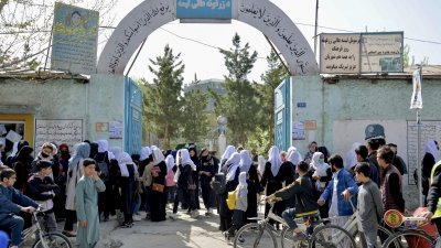 上课不到几小时，塔利班便勒令女子学校关闭，直至另行通知，学生被迫离开学校。（图取自法新社）