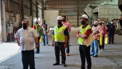 再迪阿丹（左）与甲州环境局执法人员到熔铝厂展开检查，并切断工厂的电源，阻止工厂继续运作。