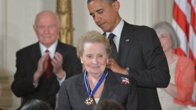 2012年5月29日，奥尔布赖特获时任总统奥巴马授予美国最高平民荣誉“自由勋章”。（图取自法新社档案照）