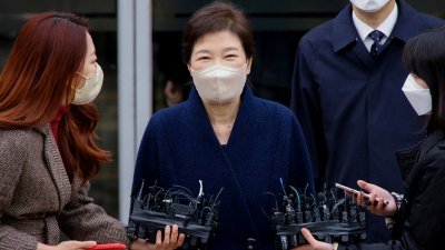 韩国前总统朴槿惠周四早上出院，在三星首尔医院前停步，发表讲话。（图取自路透社）