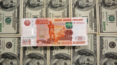图为美元和卢布纸币。（图取自路透社档案照）