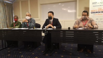 杨顺兴（左3）偕同Ｍ.阿里（左起）、慕沙及艾熙渂，在论坛开幕礼结束后，召开记者会。