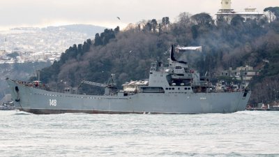 俄罗斯大型登陆舰奥尔斯克号（Orsk）在土耳其伊斯坦布尔海峡航行，前往黑海。（图取自路透社）
