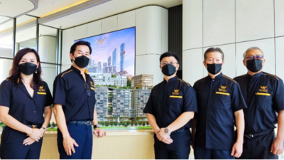 潘吇溱（左起）、李顺树、张孙通、蔡家胜和林本图透过模型，向媒体介绍康健之城发展计划。