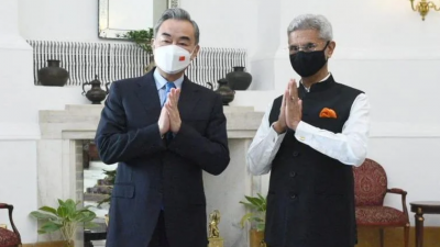 到访新德里的中国外长王毅，周五与印度外长苏杰生会面。（图取自苏杰生推特/路透社）