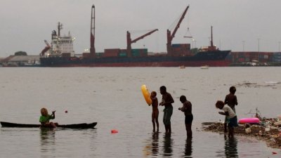 所罗门群岛首都霍尼亚拉的海滩上，一群孩子正在钓鱼戏耍。（档案照取自路透社）
