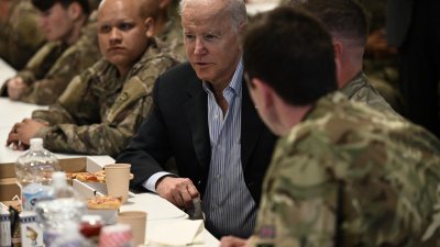 美国总统拜登周五前往热舒夫市，与驻扎波兰边境的美国士兵会面，并一同用餐。（图取自路透社）