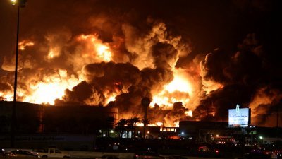 沙地阿拉伯石油巨头沙特阿美（Aramco）在吉达的油设施，周五遭到也门武装组织“青年运动”袭击，大火熊熊燃烧，冒出滚滚黑烟。（图取自路透社）