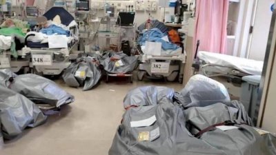 香港早前传出一张在医院急诊室“床上睡病人、床下放尸袋”的照片，相当骇人。