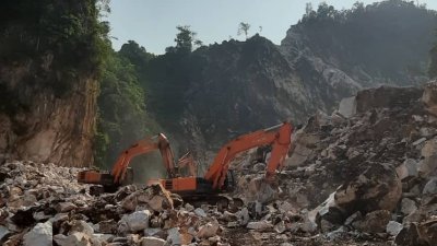 岩石坍塌埋2人案，搜救队伍目前仍在进行移除石块的工作，以便寻获被埋的挖掘机。