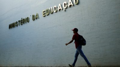 一名男子走过巴西教育部的大楼。巴西教育部最近卷入贪腐丑闻，据传警方已开档调查。（图取自路透社）