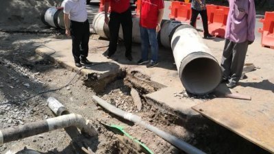 曹观友（左）视察选区的水管改道工程，并呼吁车水路一带居民周日记得提前储水。