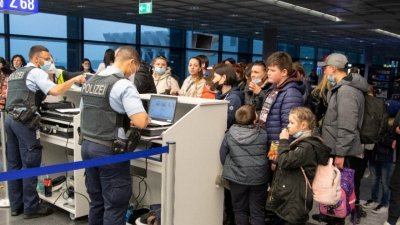 德国法兰克福国际机场周五迎来首批乌克兰难民，边防警察正在检查相关证件。（图取自路透社）
