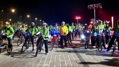 纳沙鲁丁（中）周六晚出席“地球一小时”熄灯活动，参与10公里脚车行。