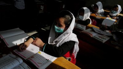 在塔利班治下的阿富汗女性的基本权利遭到削弱，除了至今仍不能上学以外，还传出新限制即登机需男性陪同。（图取自路透社档案照）