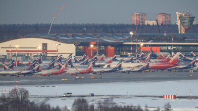 俄罗斯航空公司，包括 Aeroflot和Rossiya拥有的客机，3月1日停在莫斯科的谢列梅捷沃国际机场。（图取自路透社）