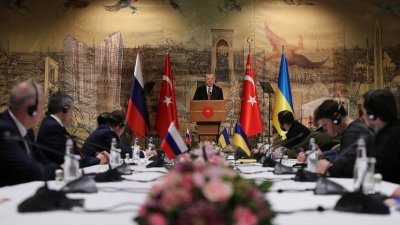 俄罗斯和乌克兰谈判代表在伊斯坦布尔举行面对面会谈前，土耳其总统埃尔多安向双方发表讲话。（图取自土耳其总统府办公室/路透社）