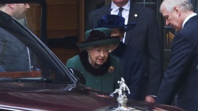 英女王伊丽莎白二世和安德鲁王子（右）出席菲利普亲王的感恩仪式后离开。（图取自路透社）
