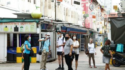 不少新加坡民众不敢掉以轻心，逾90％继续戴口罩出门。