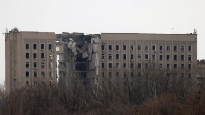 乌克兰尼古拉耶夫州一栋行政大楼周二被导弹击中，造成大楼一部分损毁。（图取自路透社）