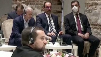 俄罗斯寡头阿布拉莫维奇周二出席伊斯坦布尔乌俄谈判会议，从截取的视频画面可见，一头白发的阿布拉莫维奇（左一）头戴耳机正聆听土耳其总统埃尔多安（图未见）的讲话。（图取自土耳其总统府/路透社）