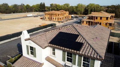 在美国加利福尼亚州花岗岩湾的尤里卡格罗夫社区，太阳能板安装在住宅楼的展示屋。（图取自路透社档案照）