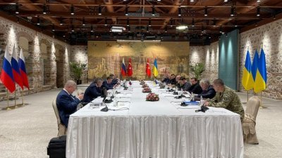 乌克兰与俄罗斯代表周二在土耳其伊斯坦布尔举行新一轮谈判取得进展，乌方提中立地位，俄方将减军事行动。（乌克兰总统新闻社/路透社）