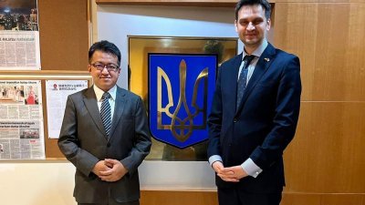 刘镇东在乌克兰驻马大使馆与大使奥利山大（H.E. Olexandar Nechytaylo）会面。
