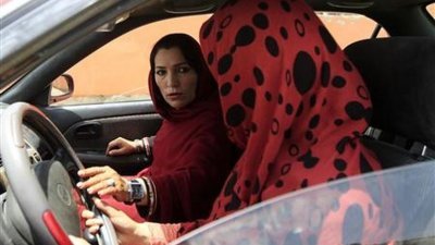 阿富汗首都喀布尔，一名女驾训教练正在教导学员开车。（路透社档案照）