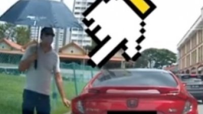 视频画面显示，男子走向一辆红色汽车，用不明物件刮著红色汽车。