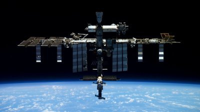 俄罗斯太空人杜布罗夫从“联盟”号太空船，拍摄国际太空站。（路透社档案照）